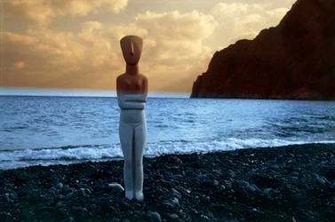 Kykladisk idol på stranden, Kykladerna, Grekland, kykladisk civilisation (foto)