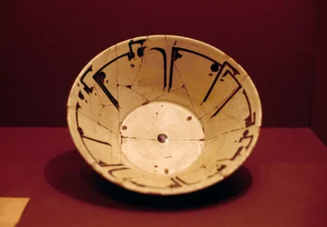 Dekorerad tallrik, från Nishapur, Iran, 900-1000-talet