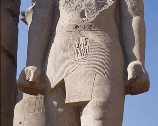 Detalj av kolossal staty av farao med kartusch av Court of Ramses II