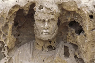 Egypten, Alexandria, Katakomberna i Kom-esh-Shuqafa, Interiör av hypogeum, detalj av en staty
