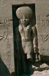 Egypten, Nubien, Abu Simbel, Ramses II:s stora tempel, fasad, nisch med staty av solguden Ra
