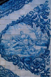 Glaserade plattor från grevarnas palats av Estoi. Estoi, Portugal