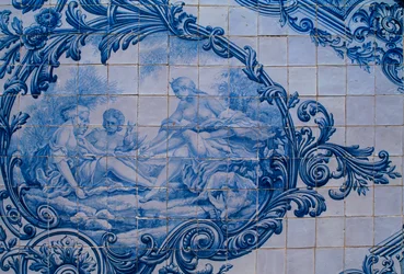 Glaserade plattor från grevarnas palats av Estoi. Estoi, Portugal