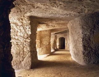 Korridor uthuggen i kalksten i Euryalus slott, 402-397 f.Kr., byggd för försvarsändamål av Dionysius Elder, Syrakusa, Italien, antikens grekiska civilisation, Magna Graecia, 5:e-4:e århundradet f.Kr.