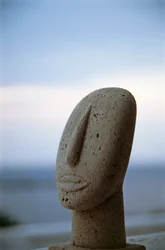 Chef för en kykladisk idol i bakgrunden av kusten, Kykladerna, Grekland, kykladisk civilisation (foto)