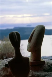 Huvuden av kykladiska idoler i bakgrunden av kusten, Kykladerna, Grekland, kykladiska civilisationen (foto)