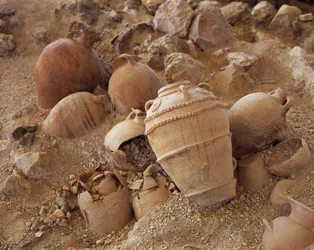 Högvinkelvy av skadade amforor, Akrotiri of Thera, Akrotiri, Santorini, Kykladerna, södra Egeiska havet, Grekland