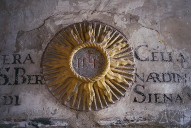Inskriptioner och relief som visar solen, cell i sovsal i San Bernardino, Saint Francis Convent, Fiesole, Toscana, Italien