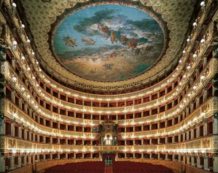 Interiörvy av scenen i San Carlo Theatre i Neapel