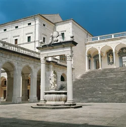 Italien, Lazio-regionen, Frosinone-provinsen, Cassino, Monte Cassino Abbey, huvudtrappa och brunn