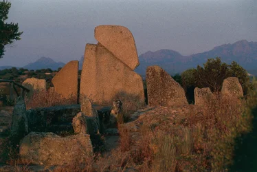 Italien, Sardinien, Arzachena, provinsen Olbia-Tempio, Li Longhi Giants grav, bakifrån