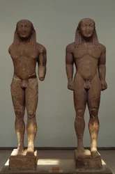 Kleobis och Biton, ca 610-590 f.Kr., parisk marmorstatyer, av Polymedes av Argos, tillägnad Delphi av staden Argos, Grekland, grekisk civilisation, 700-600-talet f.Kr.