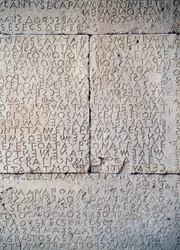 Gortyns lag, doriska inskriptioner på stenplattor, Gortyn, Kreta, Grekland, grekisk civilisation, 500-talet f.Kr., Detalj (foto)