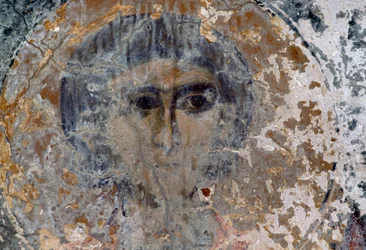 Mansfigur, skadad fresk i kyrkan Metamorphosis Sotiros, Voutas, Kreta, Grekland (foto)