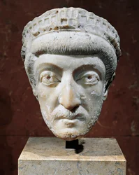Marmorhuvud för den romerske kejsaren i öster Theodosius II