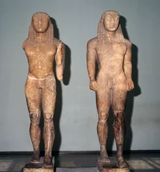 Marmorstatyer föreställande bröderna Kleobis och Biton, grekisk civilisation, 600-talet f.Kr.