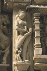Relief som avbildar en Surasundari (himmelsk skönhet), Parshvanatha-templet, Khajurahos monumentgrupp (Unescos världsarvslista)