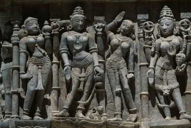 Relief deponerar kvinnliga figurer, Adeshwara Temple, Vimalavasi Tuk, Temple Complex på Shatrunjaya Hill, Phalitana, Gujarat, Indien