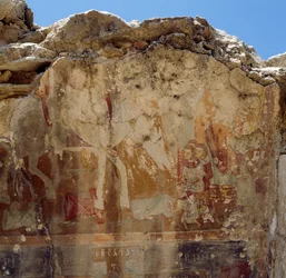 Rester av fresker av den bysantinska kyrkan i ruiner i Preveli, Kreta, Grekland (foto)