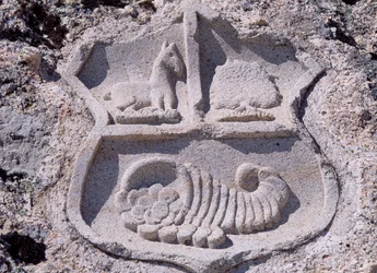 Spanien, Kastilien och León, Mombeltran, hertigarnas slott av Albuquerque, arkitektonisk detalj som visar vapenskölden