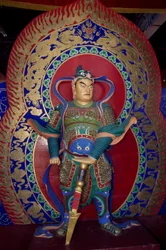 Staty av en krigare inuti träpagoden Yingxian (eller Sakyamuni-pagoden) nära Datong, Kina. kinesisk civilisation