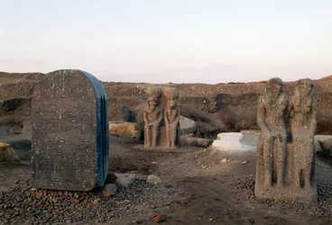 Statyer som visar två gudar, arkeologiska utgrävningar i Buto (Tell el-Farain), Egypten, egyptisk civilisation