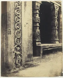 Madura: Pillars in the Recessed Portico i Royal Gopurum med basen av en av de fyra skulpterade monoliterna