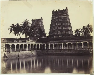 Madura. The Great Pagoda, Mootoo Alaghur och East Gopurum från Tank, 1858 (albumintryck från vaxat pappersnegativ)