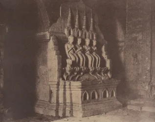 Nr 23. Pugahm Myo [Pagan]. Figurer i Damayangyee-pagoden [Dhamma-yan-gyi].