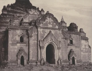 Den östra fasaden av Damayangyee Pagoda