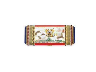 Art déco sminkfodral, ca 1925 (emalj, pärlemor, rubiner, safirer, diamanter, lapis lazuli och guld)