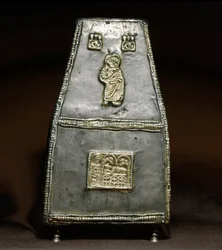 Medeltidens arkeologi (medeltiden). Barbarian Art of Lombardy: Silverlåda för att ta emot reliker (relikvarium). Lombardkonst, 800 - 900-talet. Pengar. Cividale del Friuli, Chretien Museum, katedralens skatt
