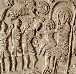 Medeltidsarkeologi. Langobardisk barbarisk konst: de tre vise männens tillbedjan, lågrelief från hertig Rachis altare. Skulptur, langobardisk konst, 737-744. Cividale del Friuli, Kristna museet, katedralens skattkammare