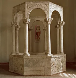 Medeltidens arkeologi (medeltiden). Barbarisk konst i Lombardiet: dopkälla (baptistere) av patriarken Callisto i åttakantig form bestående av en båge vid sida och korintiska kolonner. Arkitektur 730-740. Lombardisk konst, 800-talet. Kalksten. han