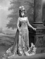Mrs Algernon Bourke 1870-1967, född Guendoline Irene Emily Sloane-Stanley..., 1897.