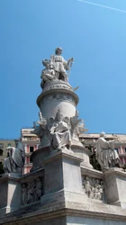 Monument till hyllning av sjöfararen Christofer Columbus (Cristoforo Colombo). Marmorskulptur av Lorenzo Bartolini (1777-1850). Piazza Acquaverde, Genua, Italien