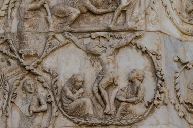 Korsfästelse, detalj från Scener ur Kristi liv, Berättelser från Nya testamentet, basreliefer av Lorenzo Maitani (före 1275-1330), tredje pelare, fasad av Orvieto-katedralen, Umbrien, Italien