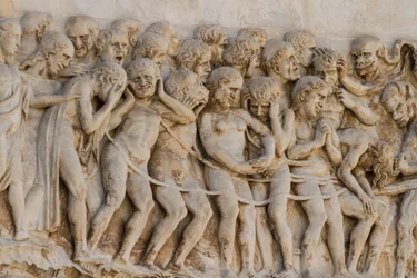 Damned paraded to Hell, detalj från Scenes of Last Judgment, Stories of Apocalypse, basreliefer av Lorenzo Maitani (före 1275-1330) och hjälp, fjärde pelaren, fasaden på Orvieto-katedralen, Umbrien, Italien