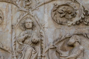 Jesse-träd och messianska profetior, detalj, Berättelser om Genesis, basreliefer av Lorenzo Maitani (före 1275-1330), andra pelare, fasad av Orvieto-katedralen, Umbrien, Italien