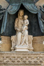 Madonna med barn på bronstak, av Lorenzo Maitani (före 1275-1330), lunett ovanför centralentrén, fasaden på Orvieto-katedralen, Umbrien, Italien