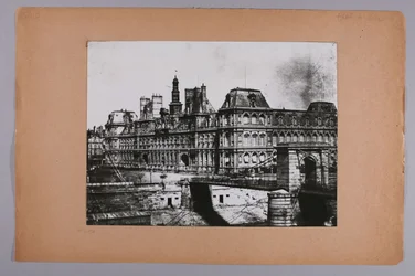 Fasaden på det tidigare stadshuset, början av Pont d