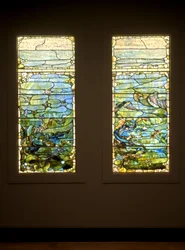 Fönster med sjöstjärna ("våren") och fönster med sjöanemon ("sommar"), ca 1885-1895 (glas, bly, järn och träram (original))