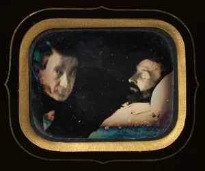 [Porträtt av levande man bredvid död man], ca. 1850.