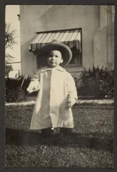 [Baby i stor hatt]