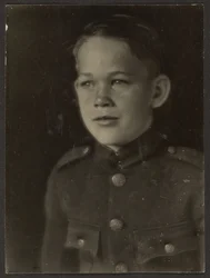 [Pojke klädd i uniform]