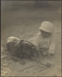 [Pojke som sitter med en hund]