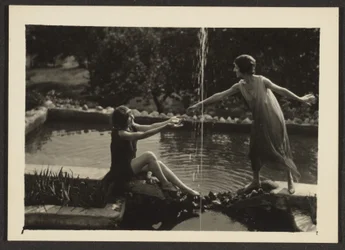 [Dansare vid poolen]