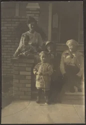 [Familjeporträtt utanför huset]
