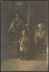 [Familjeporträtt utanför huset]