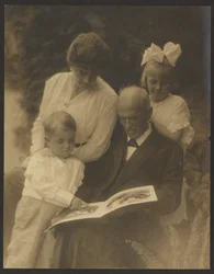 [Familjeporträtt med bilderbok]